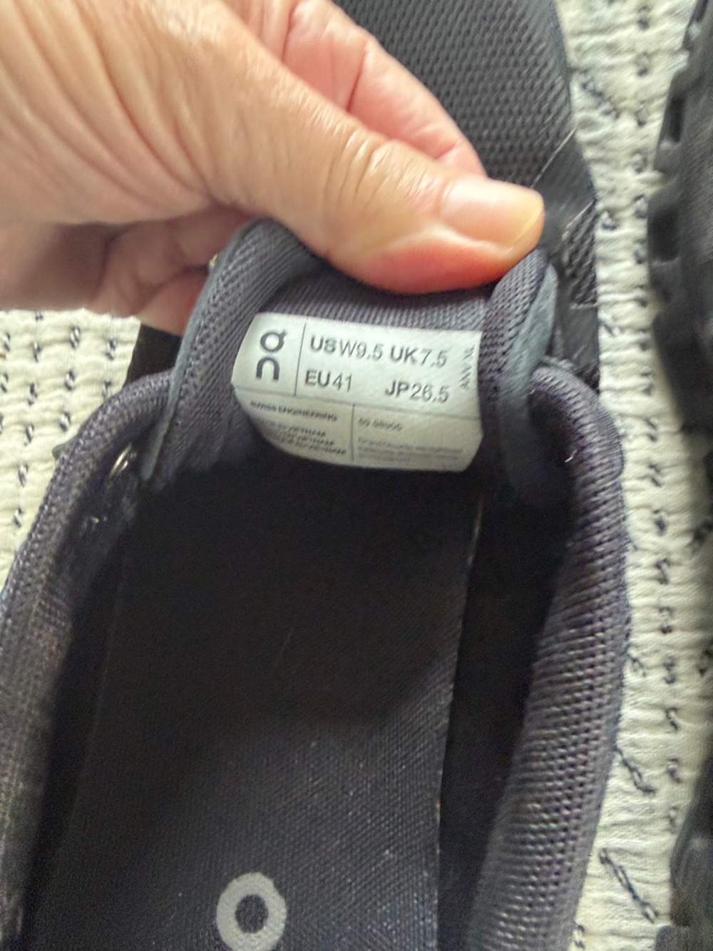 On Cloud Athletic Sneakers - Womens Black size 9.5 - Picture 2 of 4